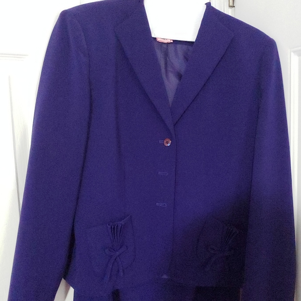 Skirt suit